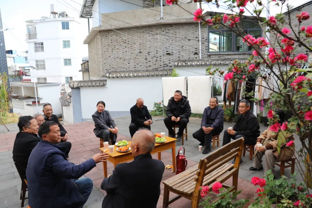 “圍桌而坐、床前探望、送福到村（家）”——鳳慶檢察院開展新春走訪慰問活動！
